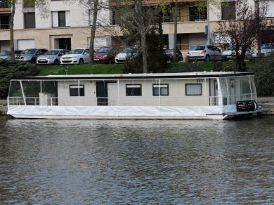 Joli bateau habitable type houseboat 17m x 4,50m